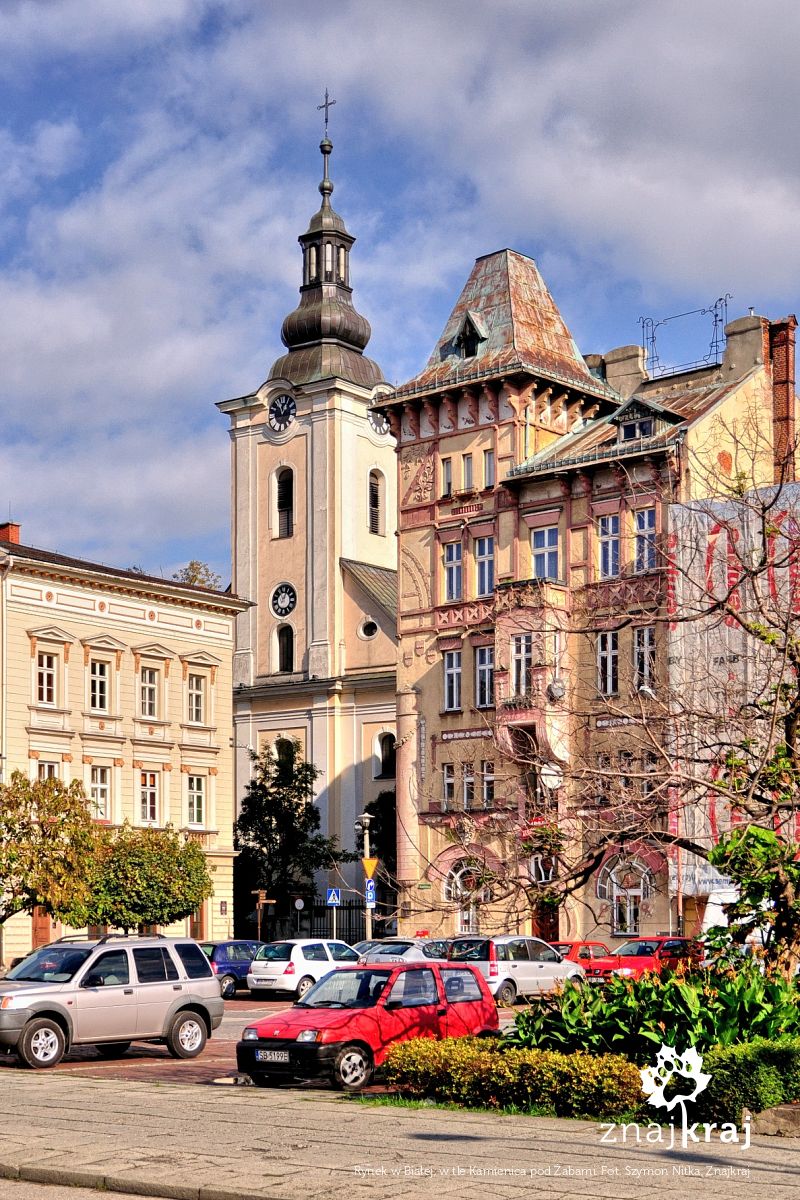 Rynek w Białej, w tle Kamienica pod Żabami Rynek w Białej, w tle Kamienica pod Żabami