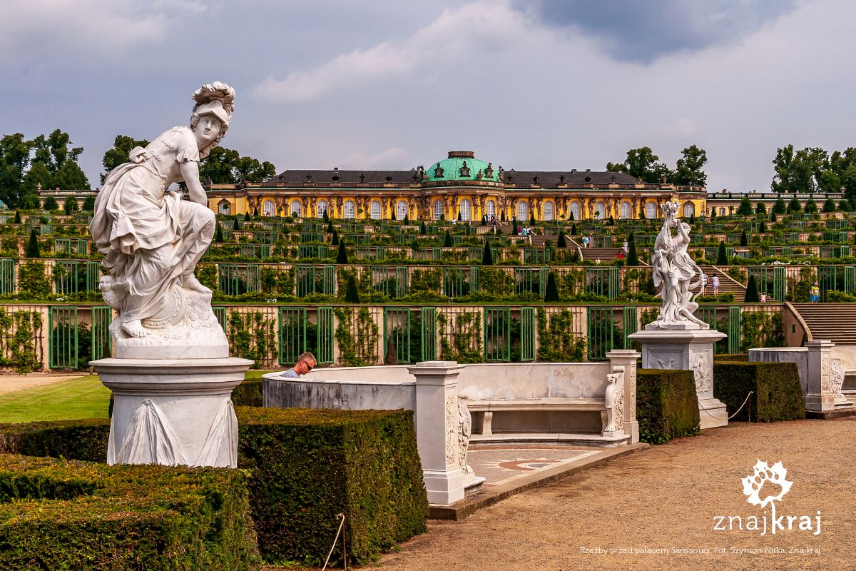 Rzeźby przed pałacem Sanssouci
