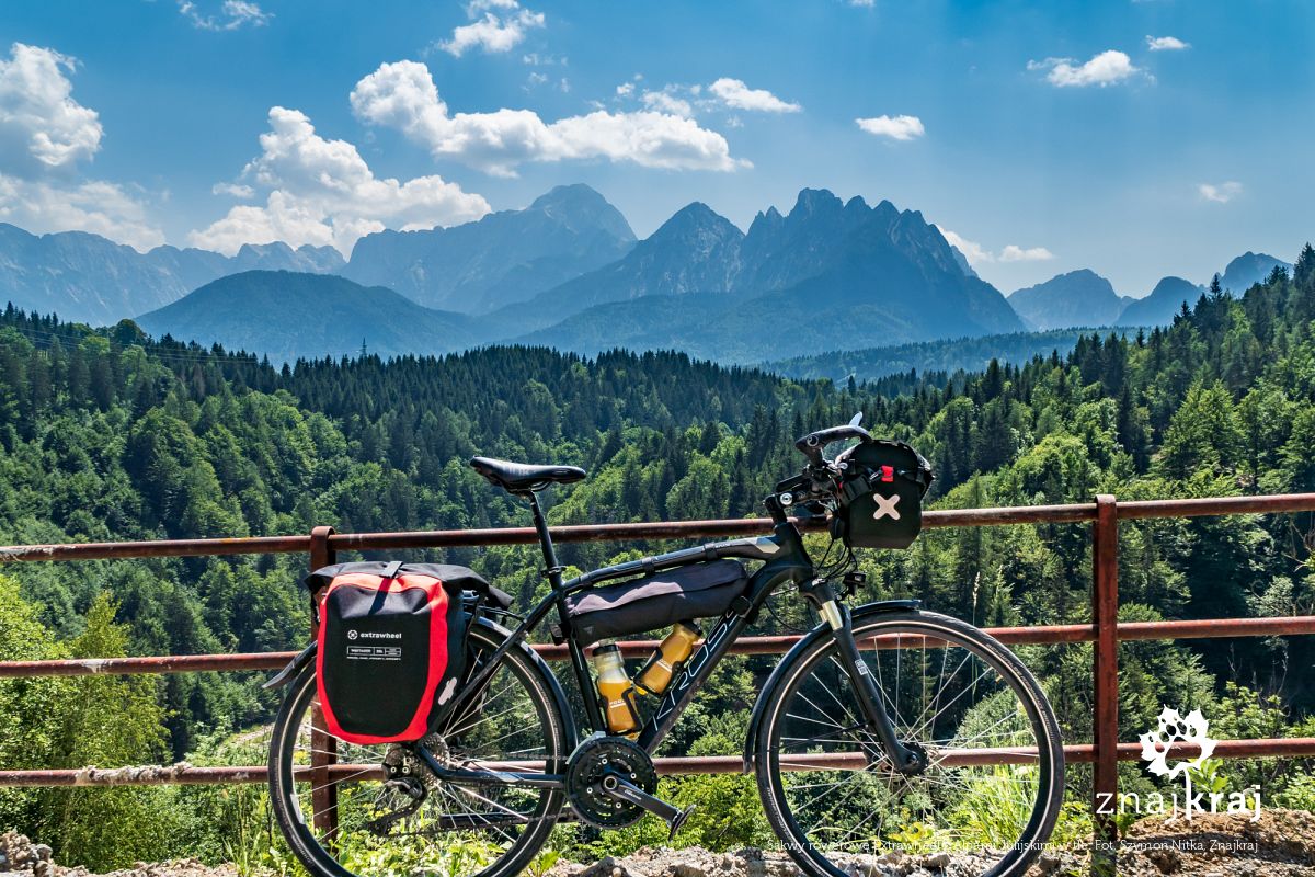 Sakwy rowerowe Extrawheel z Alpami Julijskimi w tle