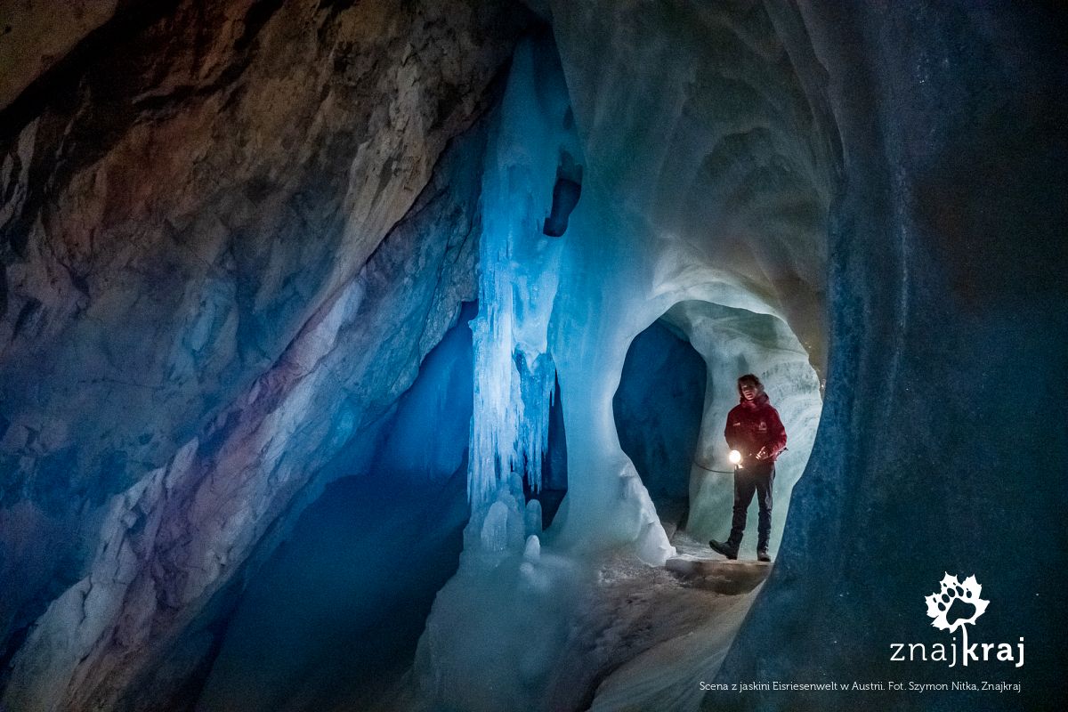 Scena z jaskini Eisriesenwelt w Austrii
