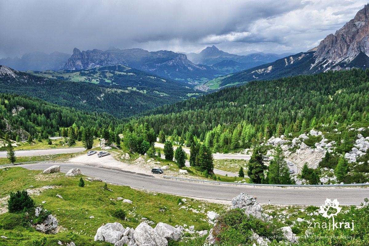 Serpentyny pod Passo di Valparola Serpentyny pod Passo di Valparola