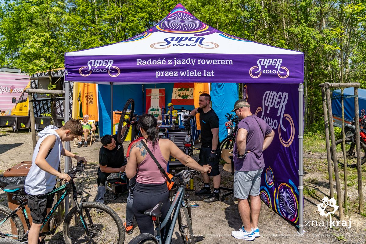 Serwis rowerowy podczas Festiwalu Żelaznego Szlaku Rowerowego
