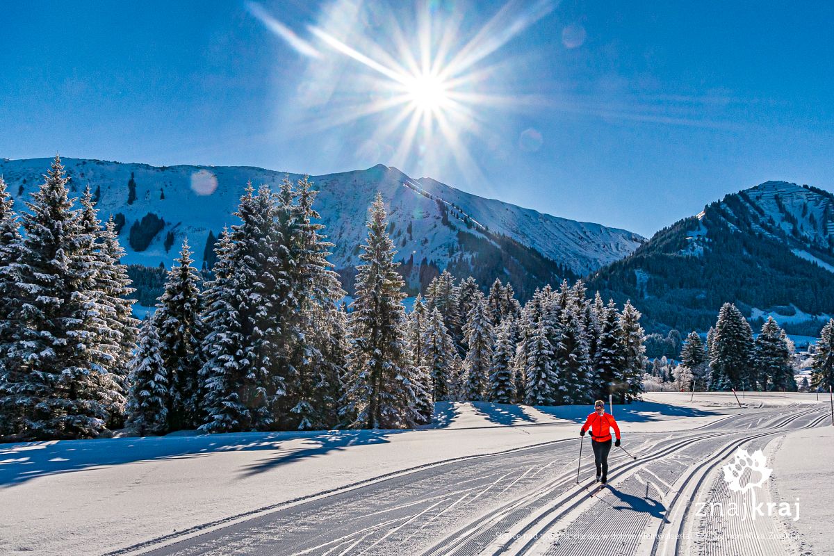 Słońce nad trasą narciarską w dolinie Kleinwalsertal Słońce nad trasą narciarską w dolinie Kleinwalsertal