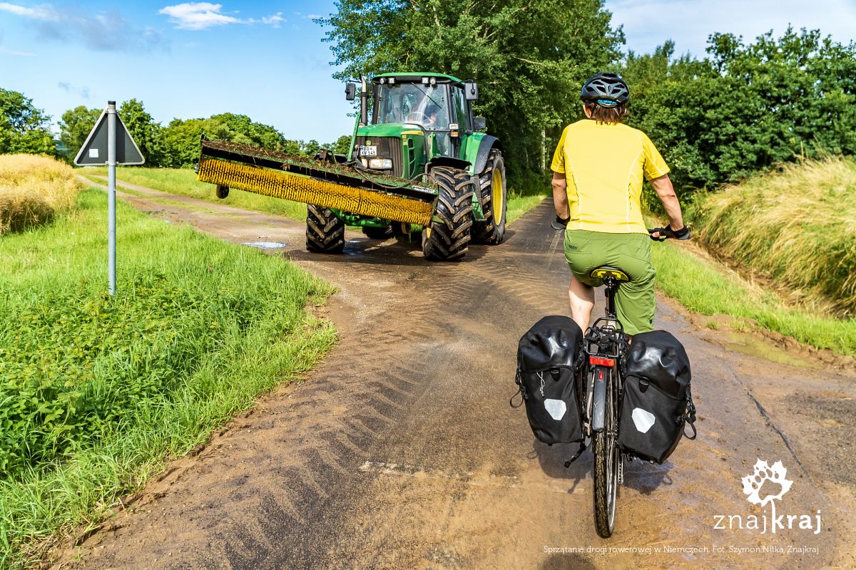 Sprzątanie drogi rowerowej w Niemczech