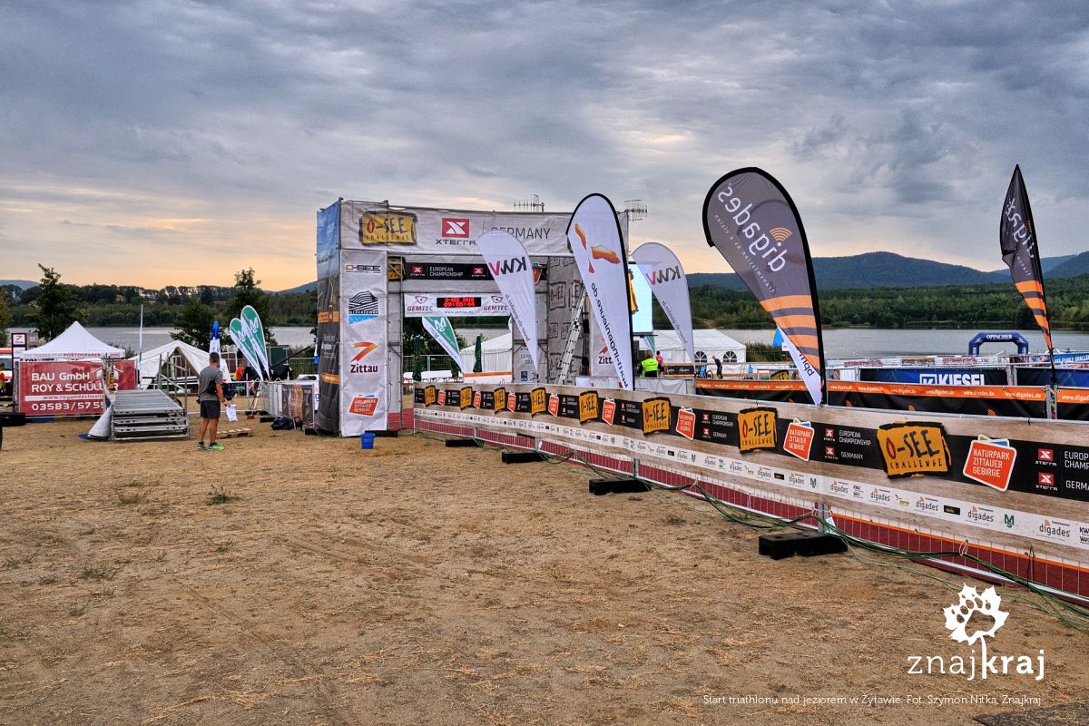 Start triathlonu nad jeziorem w Żytawie