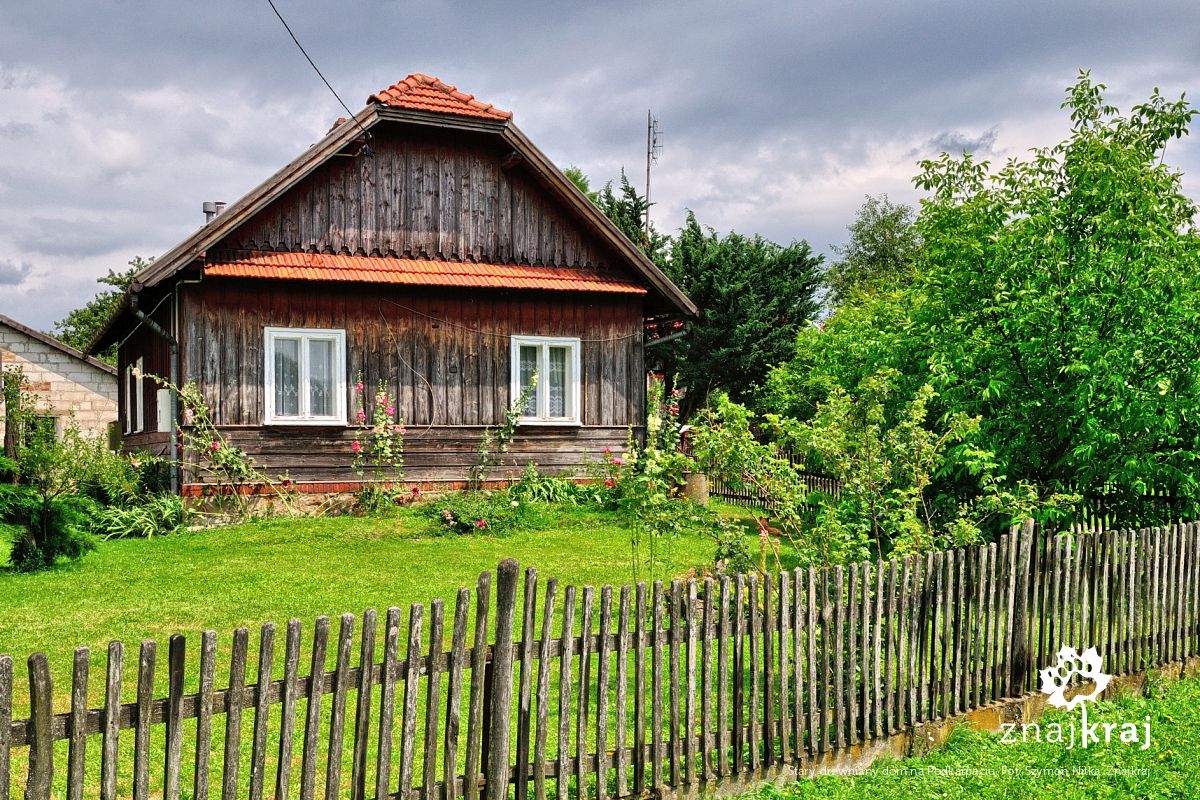 Stary, drewniany dom na Podkarpaciu