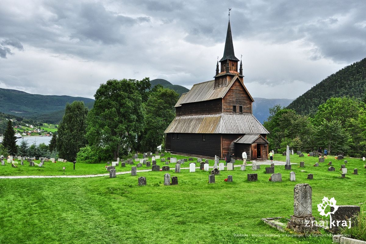 Stavkirke - kościół klepkowy w Kaupanger Stavkirke - kościół klepkowy w Kaupanger