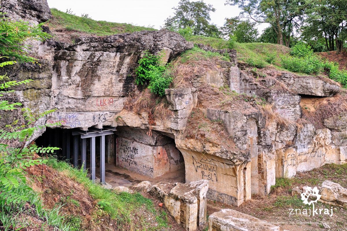 Stemple chroniące fort przed zawaleniem