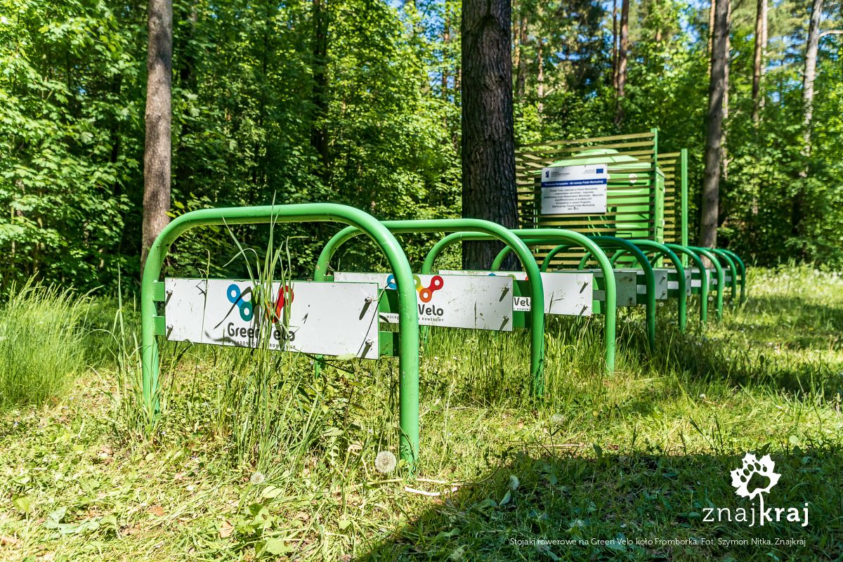 Stojaki rowerowe na Green Velo koło Fromborka