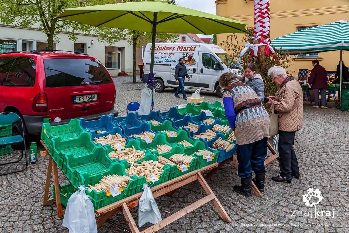 Stragan ze szparagami w Peitz