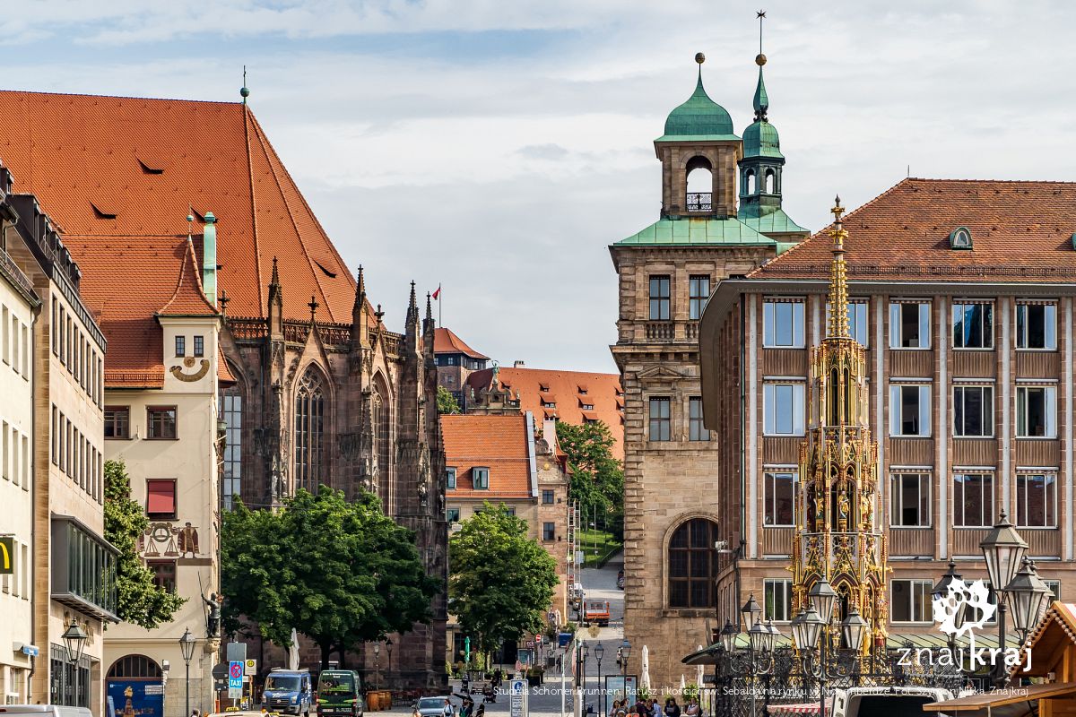 Studnia Schöner Brunnen, Ratusz i kościół św. Sebalda na rynku w Norymberdze