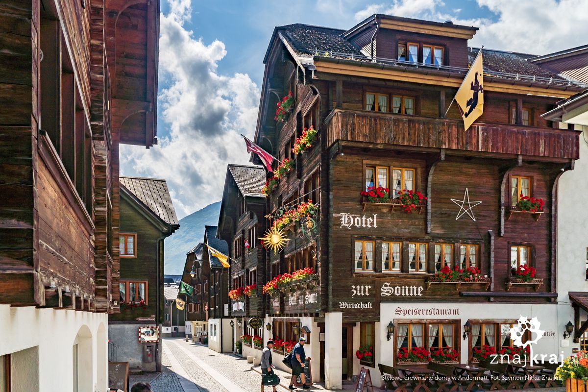 Stylowe drewniane domy w Andermatt