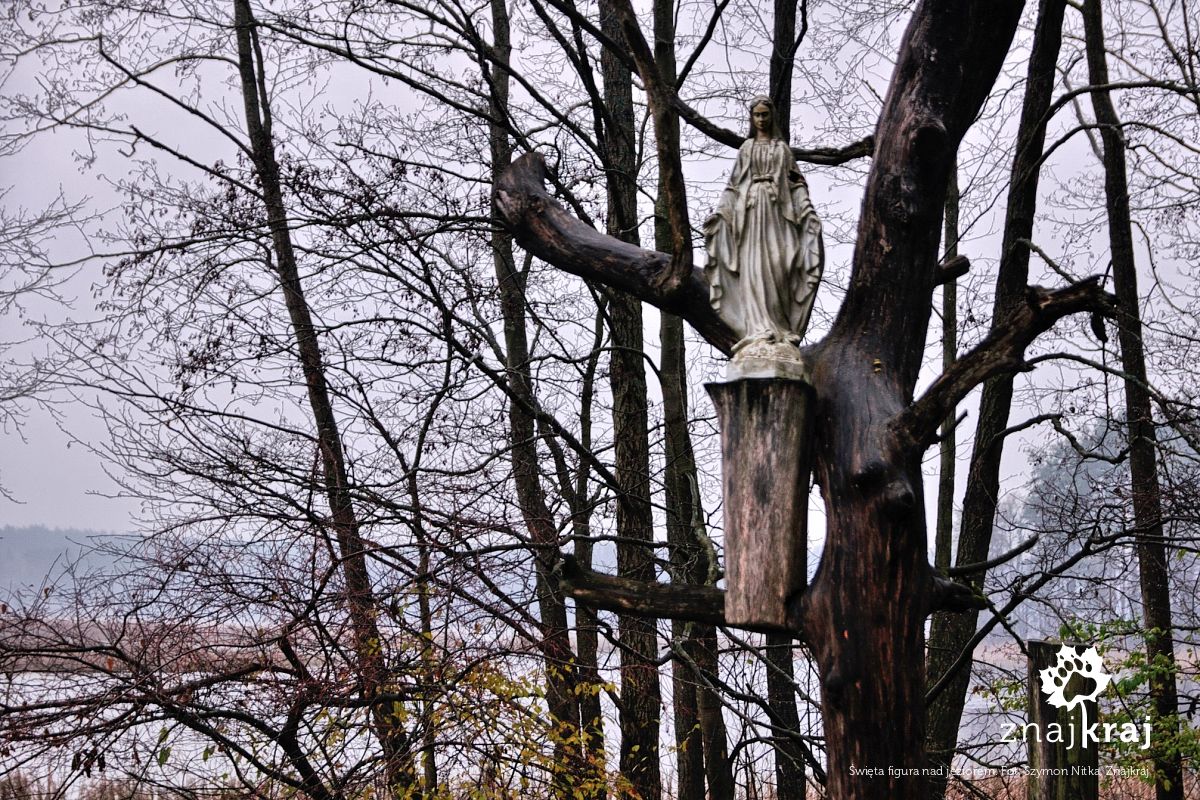 Święta figura nad jeziorem Święta figura nad jeziorem