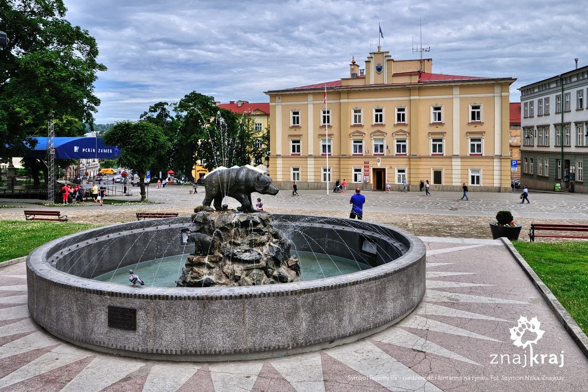Symbol Przemyśla - niedźwiedź i fontanna na rynku