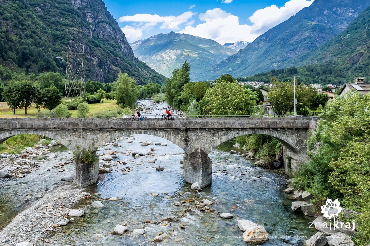Szlak rowerowy na kamiennym moście nad rzeką Ticino