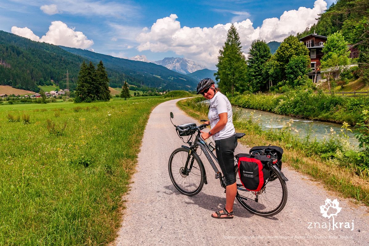 Szutrowy początek szlaku rowerowego w Austrii