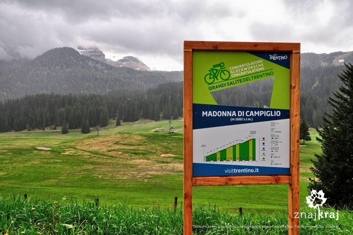 Tablica na końcu podjazdu pod przełęcz Campo Carlo Magno Tablica na końcu podjazdu pod przełęcz Campo Carlo Magno
