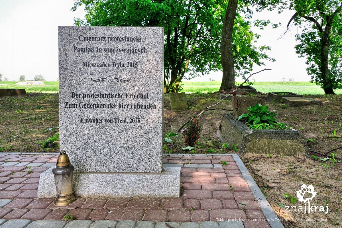 Tablica pamiątkowa na cmentarzu w Trylu