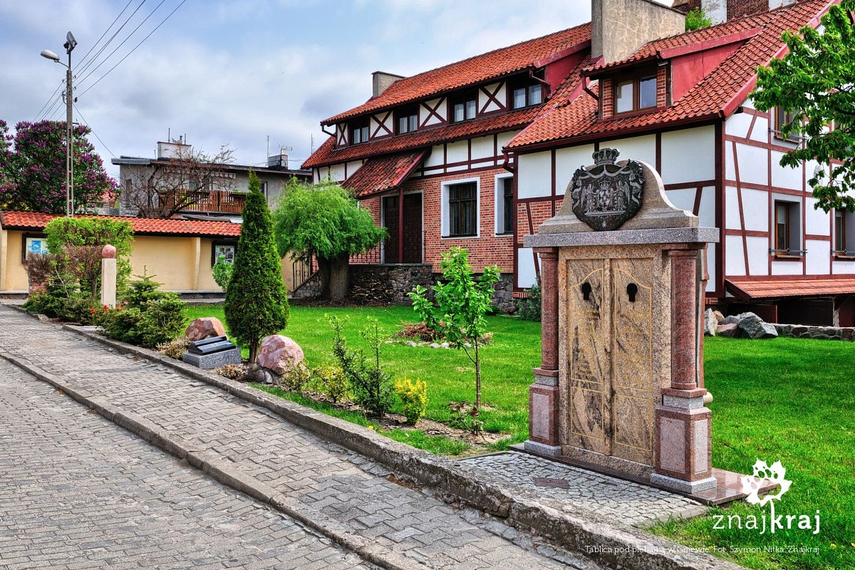 Tablica pod plebanią w Gniewie