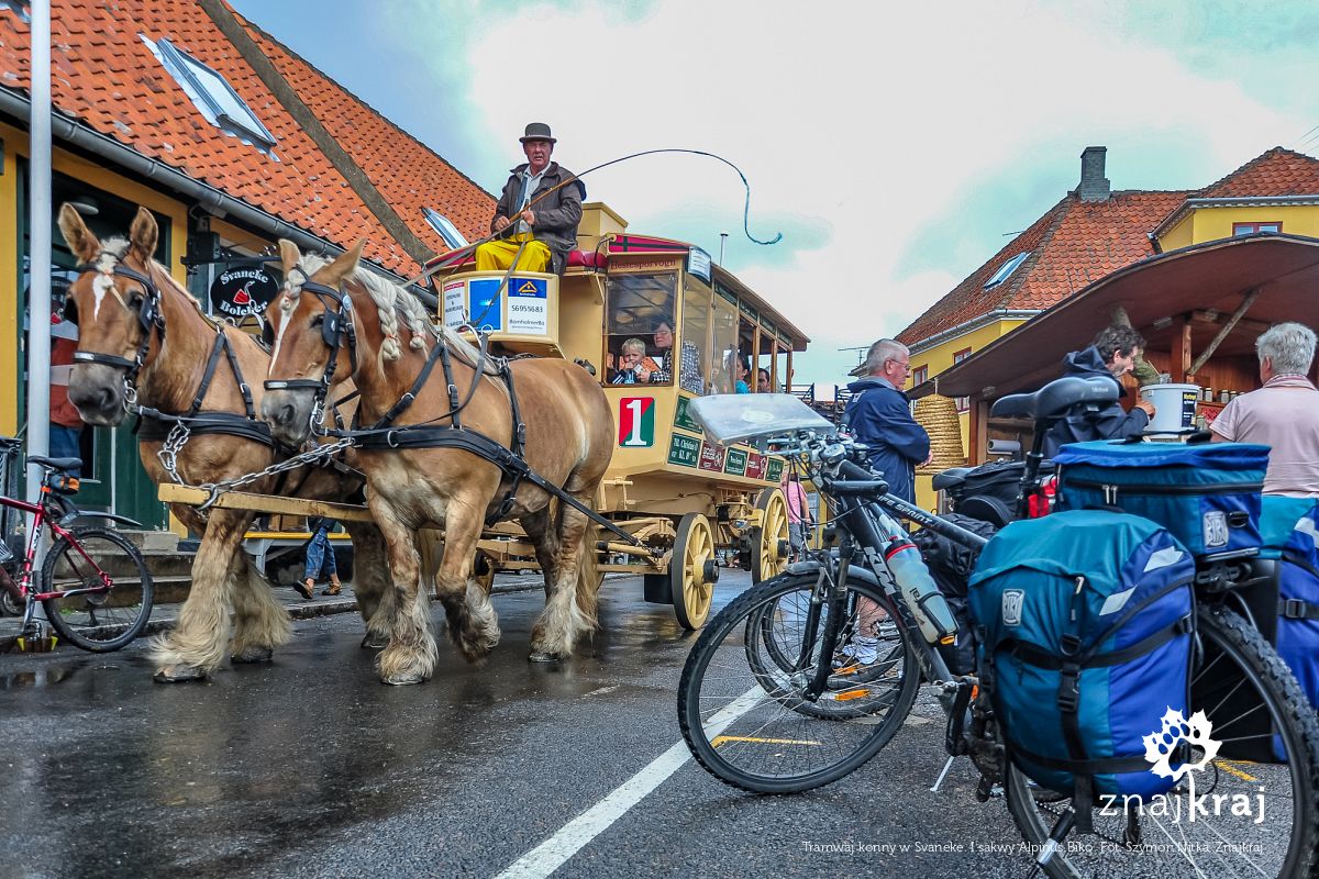 Tramwaj konny w Svaneke. I sakwy Alpinus Biko