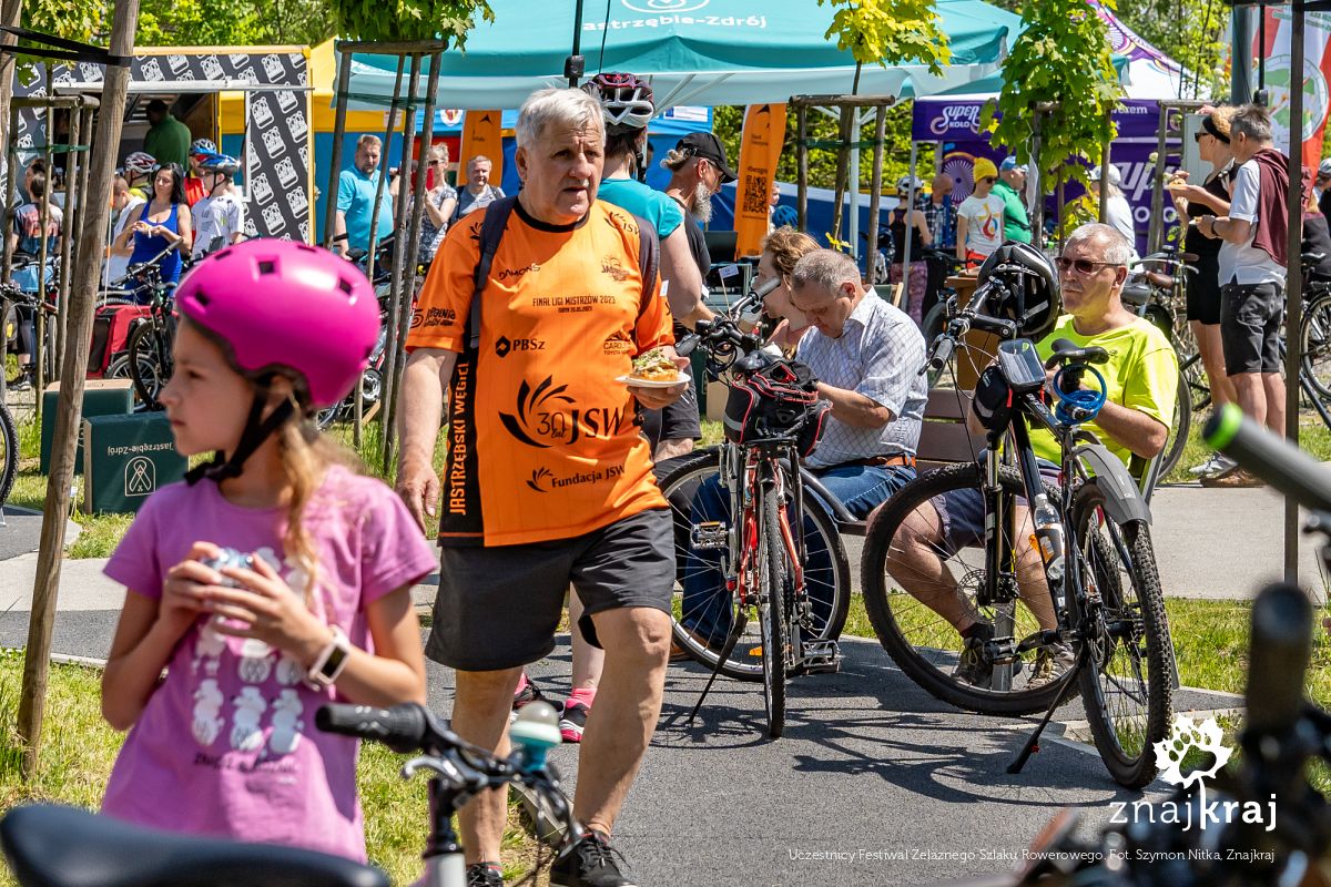 Uczestnicy Festiwal Żelaznego Szlaku Rowerowego