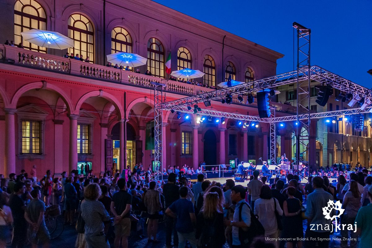 Uliczny koncert w Bolonii