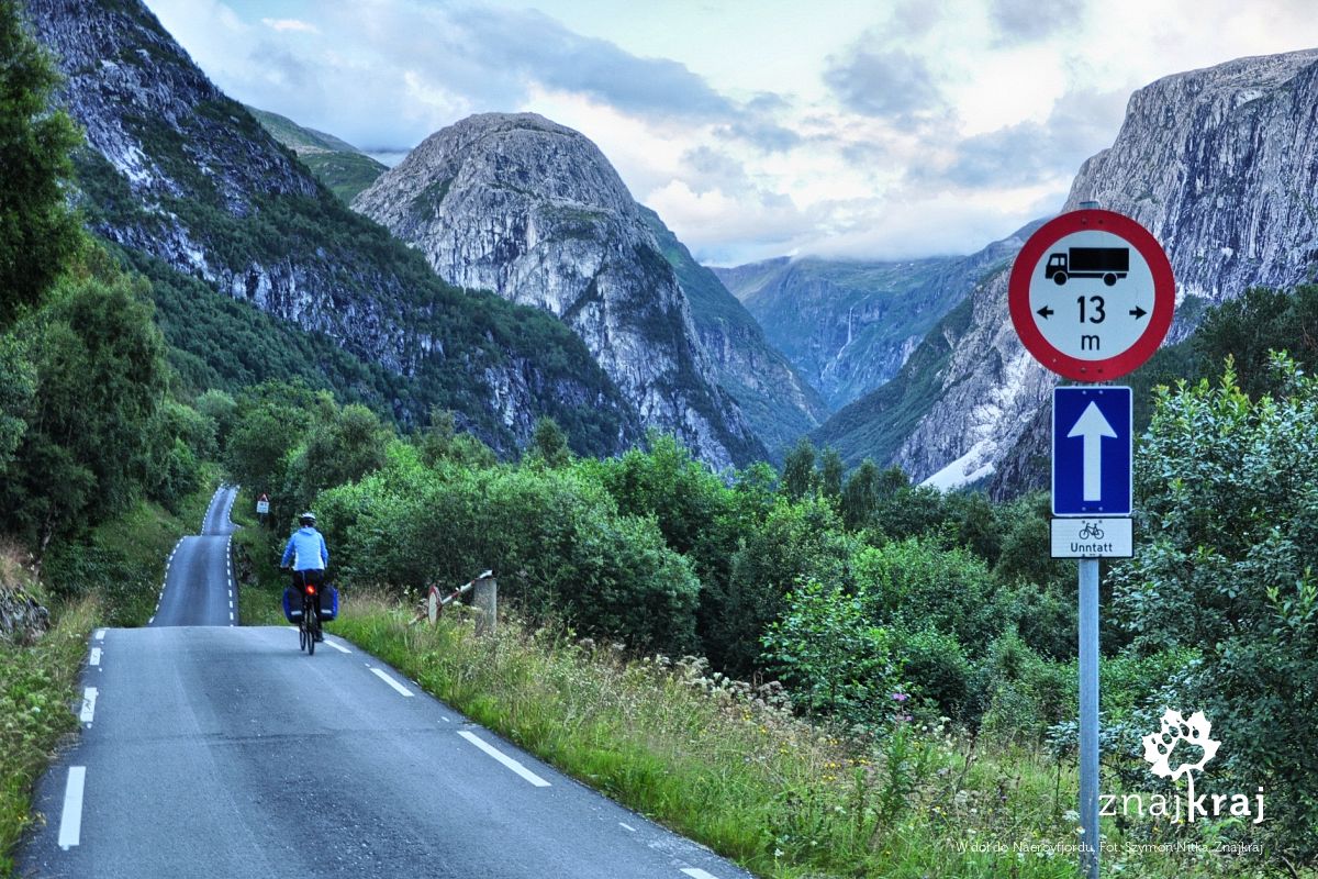 W dół do Naeroyfjordu W dół do Naeroyfjordu