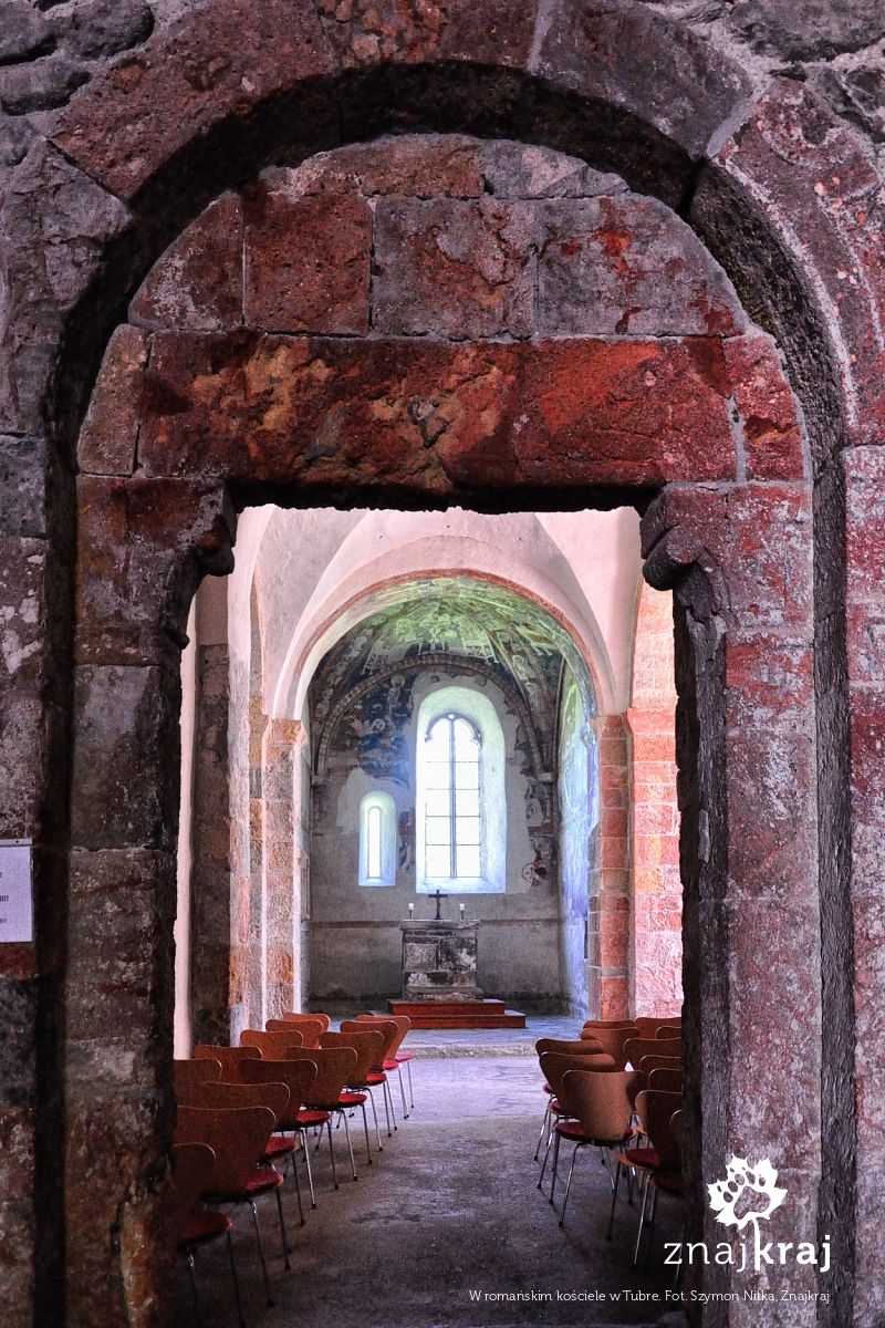 W romańskim kościele w Tubre W romańskim kościele w Tubre