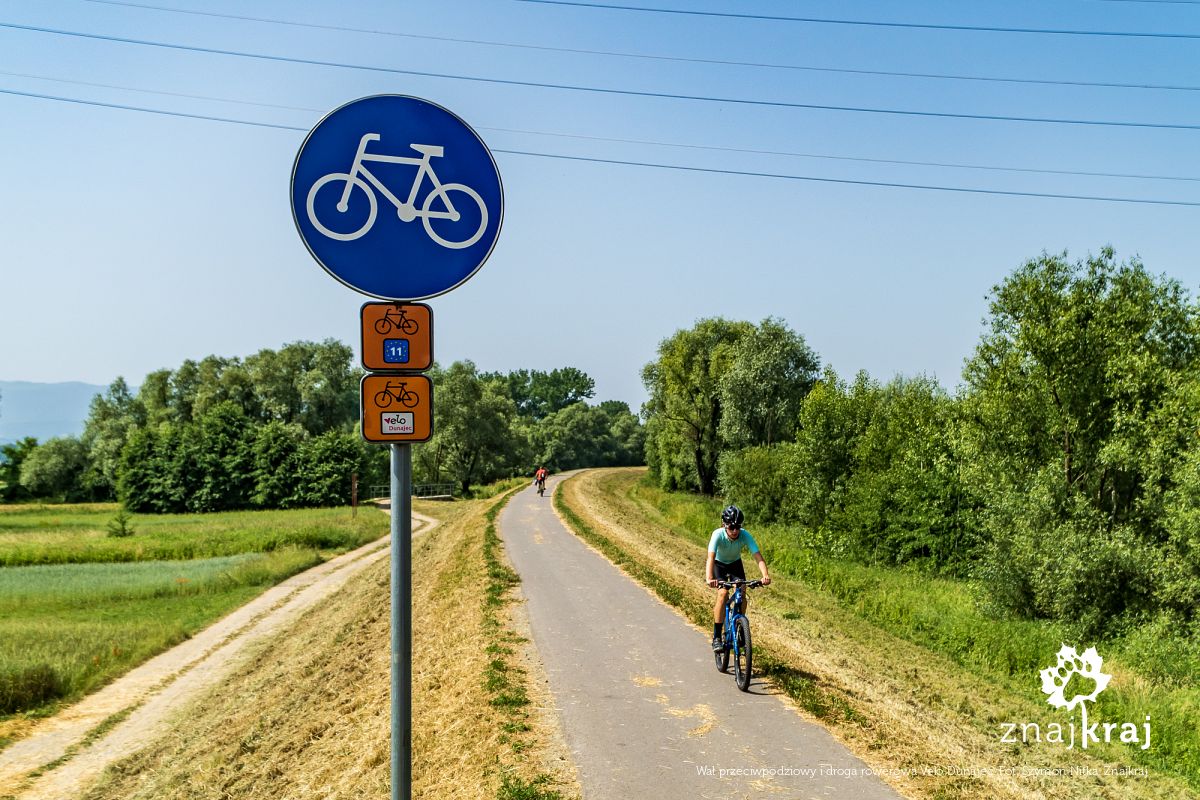 Wał przeciwpodziowy i droga rowerowa Velo Dunajec
