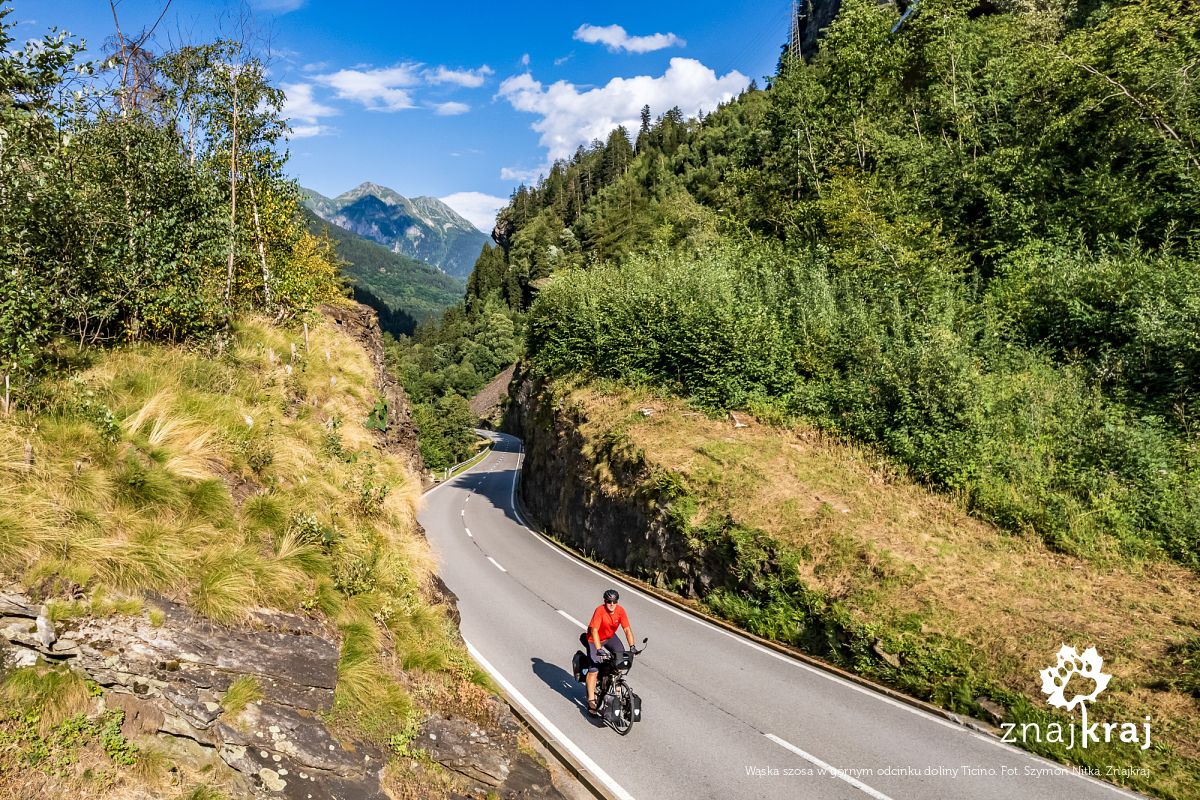 Wąska szosa w górnym odcinku doliny Ticino
