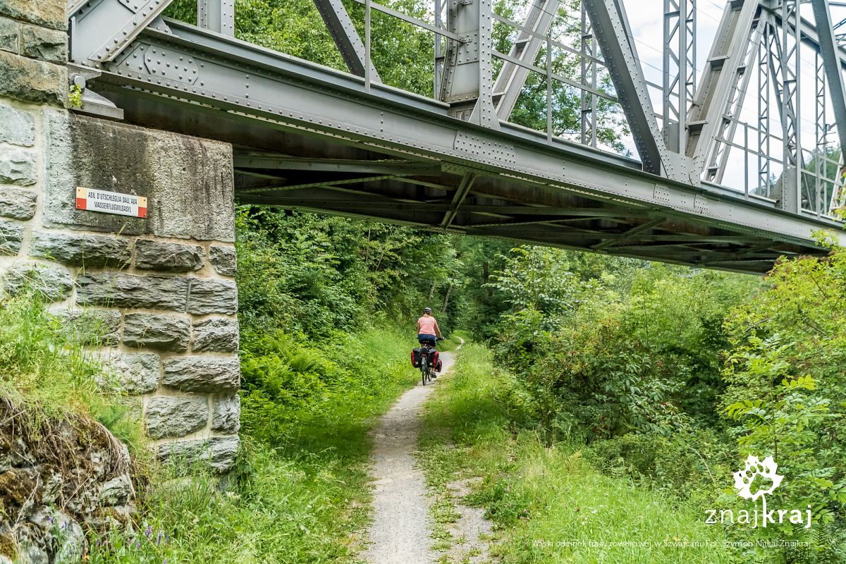 Wąski odcinek trasy rowerowej w Szwajcarii