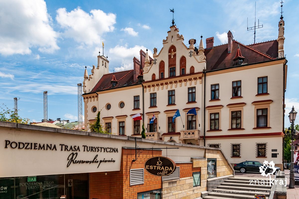 Wejście do Podziemnej Trasy Turystycznej pod rynkiem w Rzeszowie