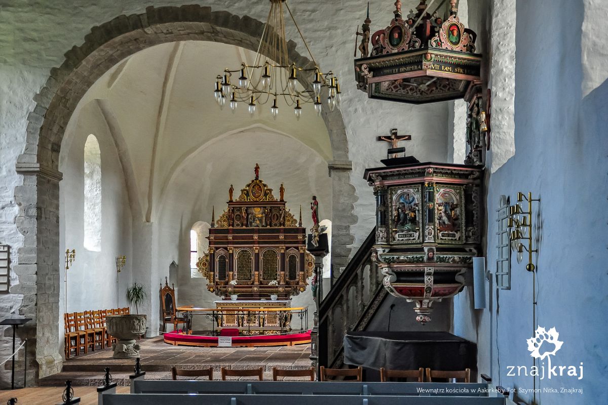 Wewnątrz kościoła w Aakirkeby