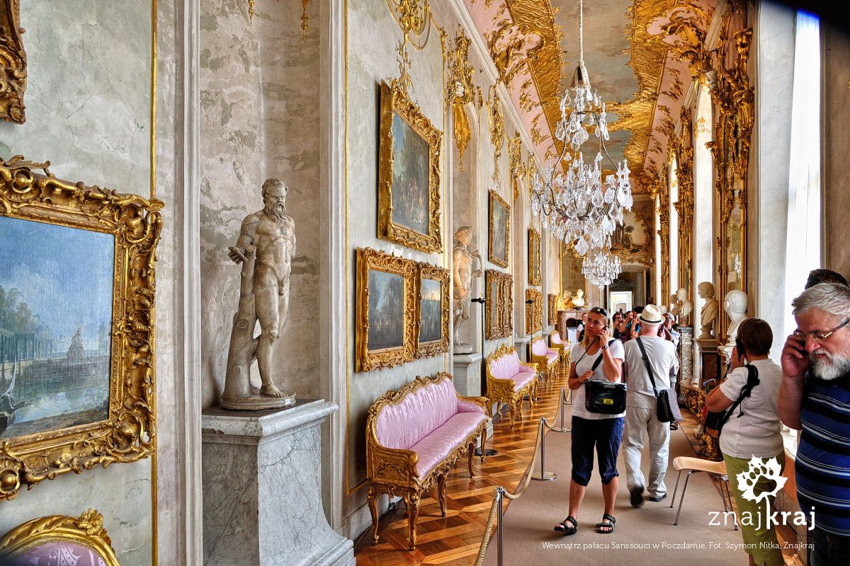 Wewnątrz pałacu Sanssouci w Poczdamie
