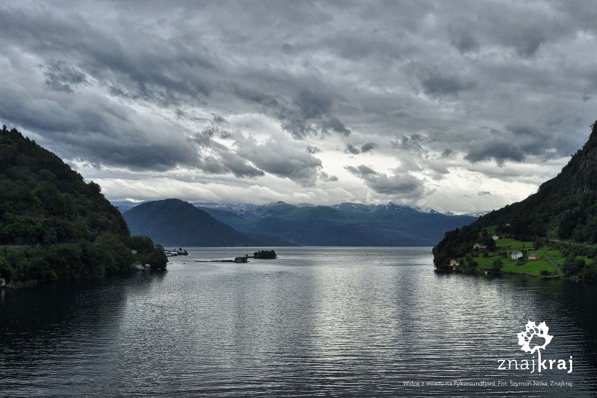 Widok z mostu na Fyksesundfjord Widok z mostu na Fyksesundfjord