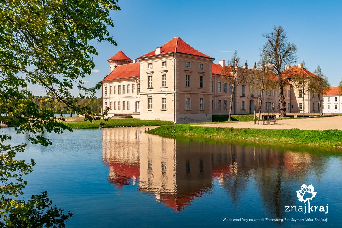 Widok znad fosy na zamek Rheinsberg