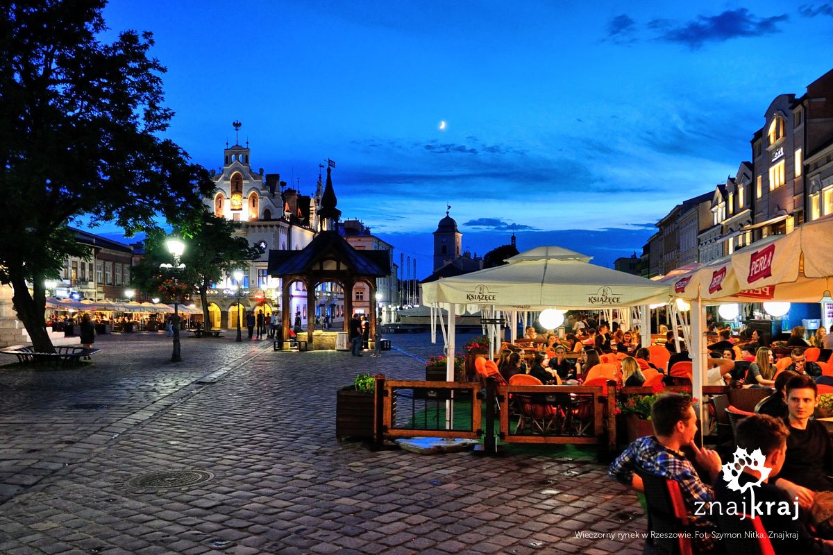 Wieczorny rynek w Rzeszowie