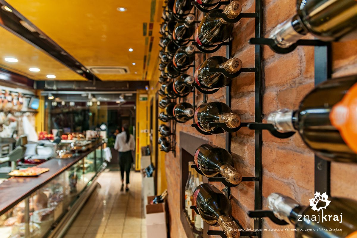 Wino jako dekoracja restauracji w Parmie
