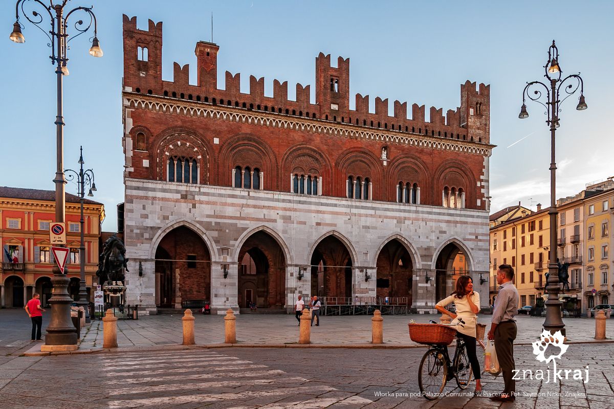 Włoska para pod Palazzo Comunale w Piacenzy
