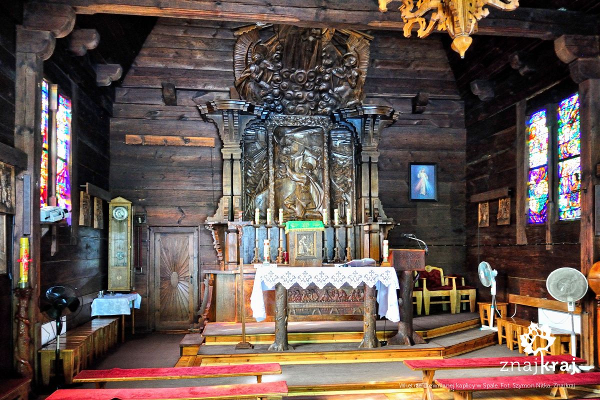 Wnętrze drewnianej kaplicy w Spale Wnętrze drewnianej kaplicy w Spale