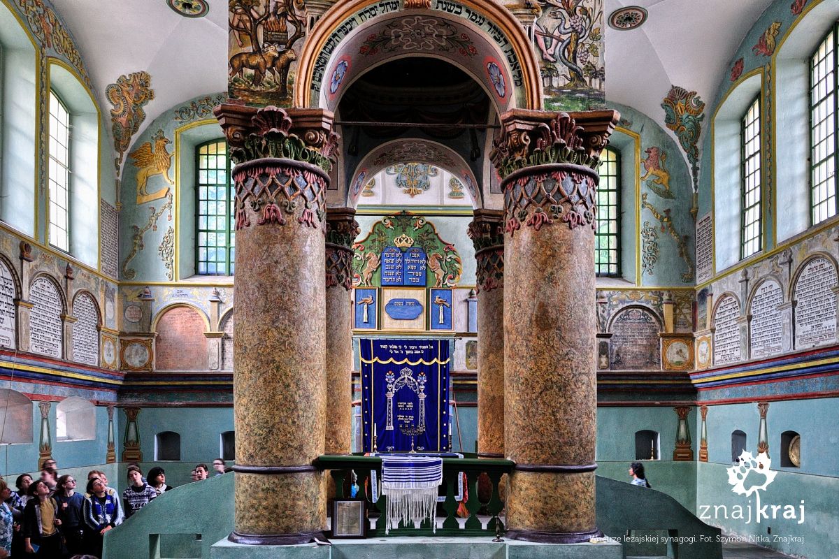 Wnętrze leżajskiej synagogi
