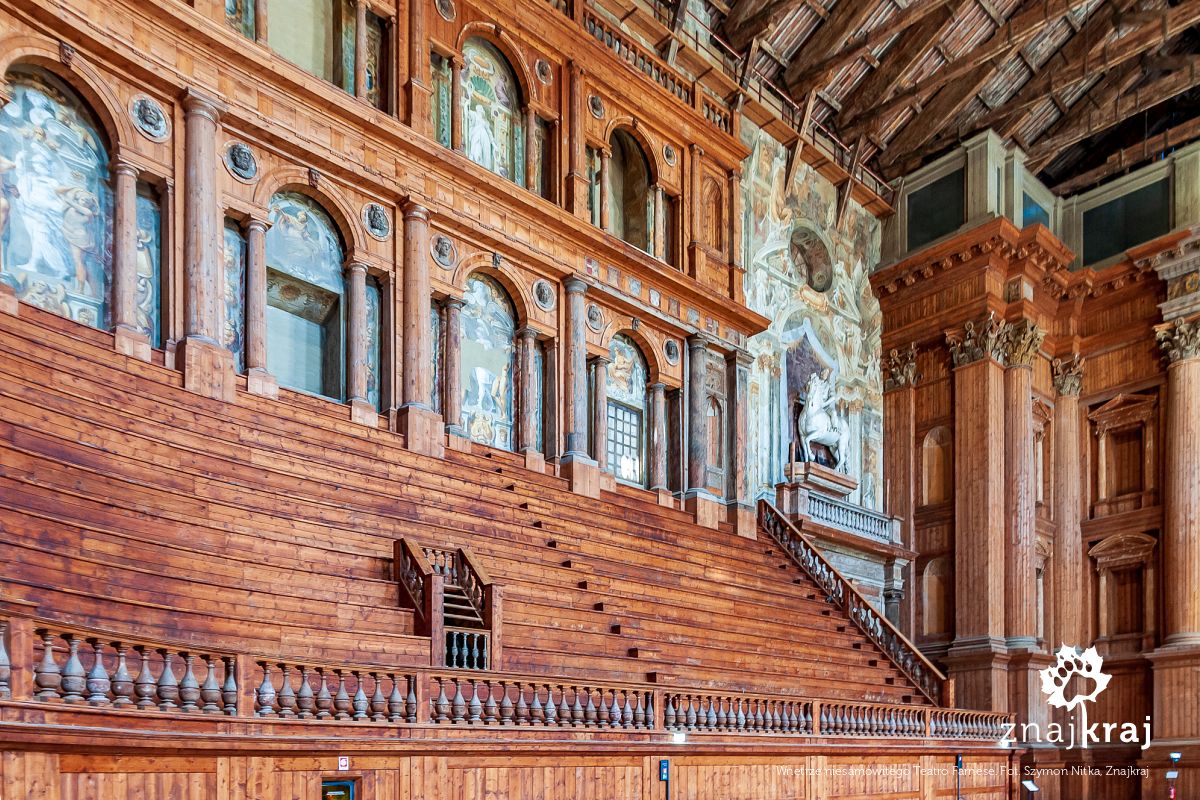 Wnętrze niesamowitego Teatro Farnese