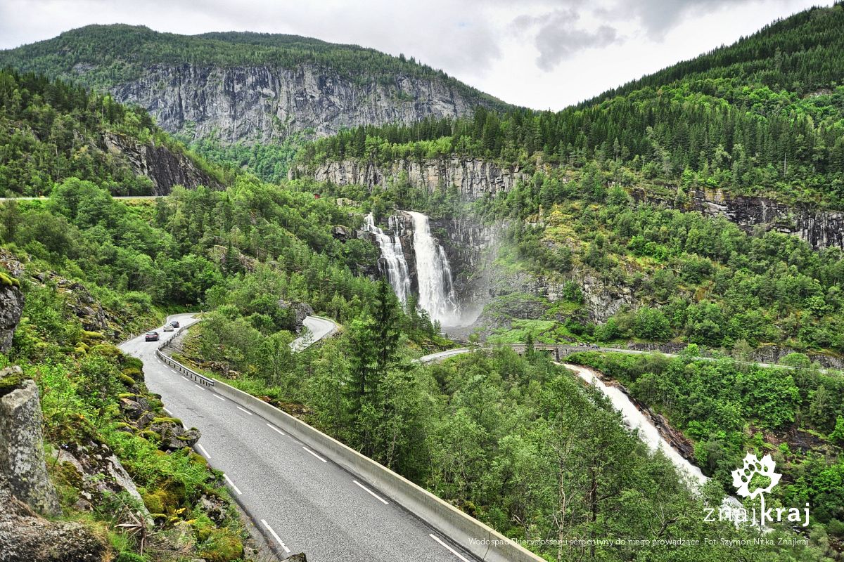 Wodospad Skjervsfossen i serpentyny do niego prowadzące Wodospad Skjervsfossen i serpentyny do niego prowadzące