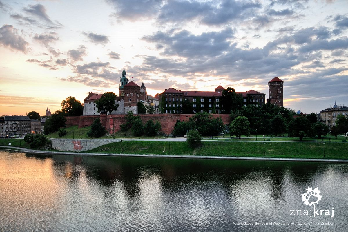 Wschodzące Słońce nad Wawelem