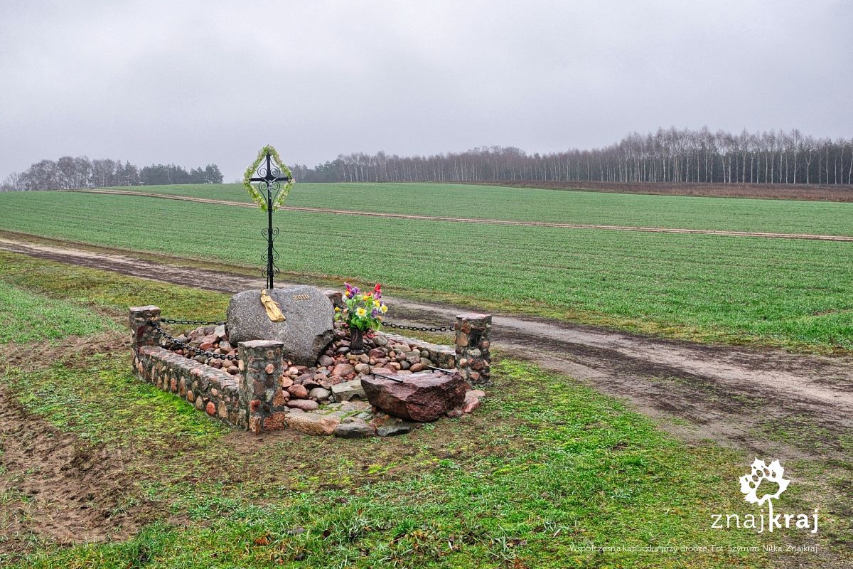 Współczesna kapliczka przy drodze Współczesna kapliczka przy drodze