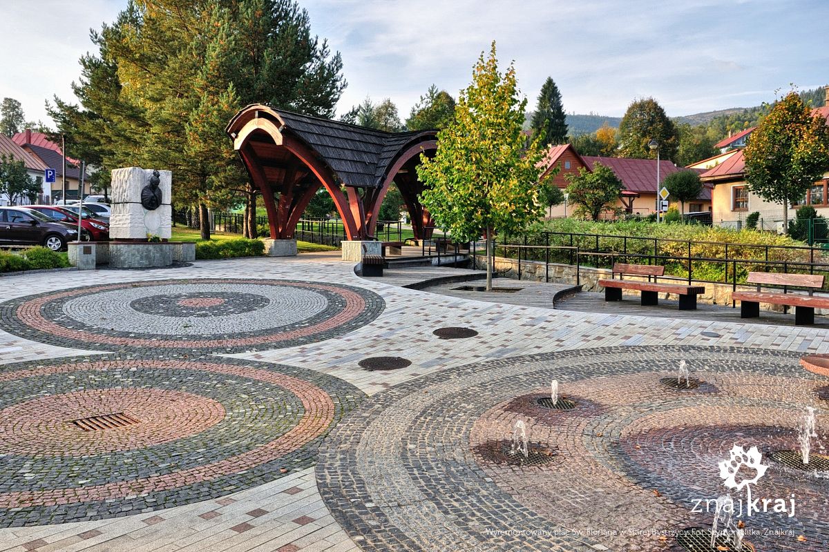 Wyremontowany plac Św. Floriana w Starej Bystrzycy