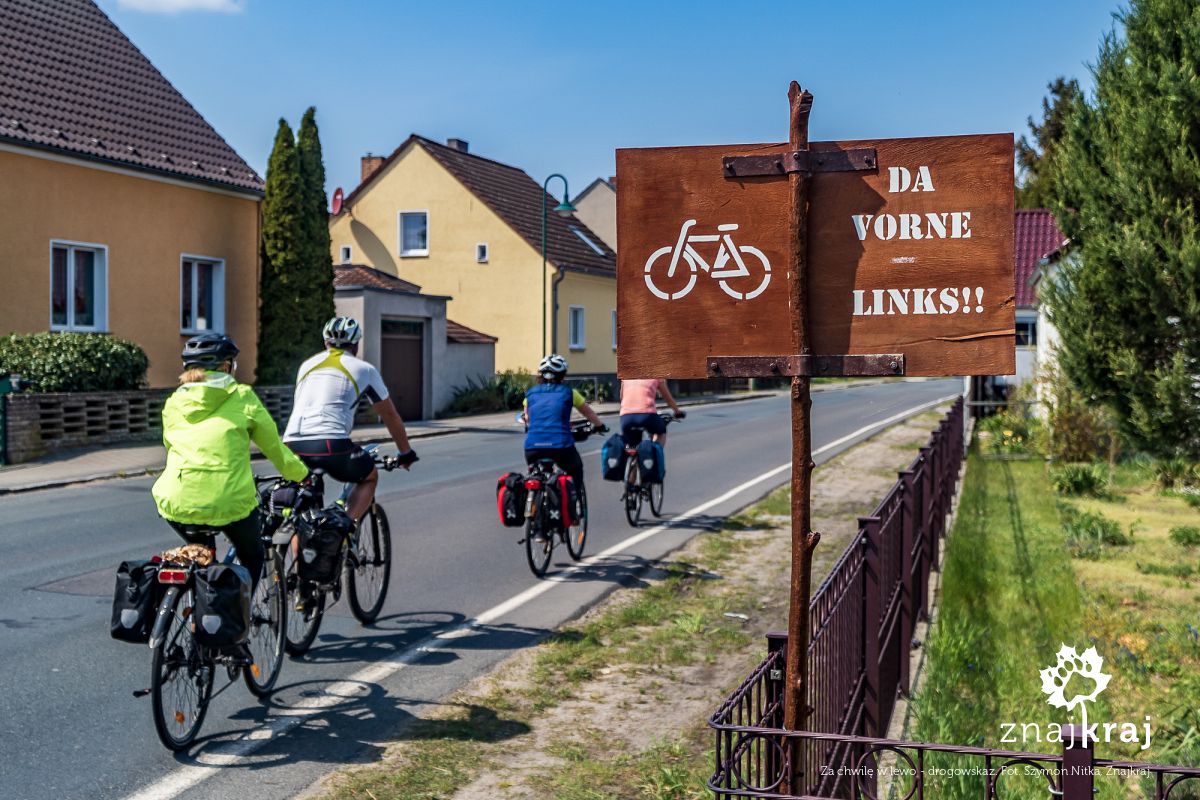Za chwilę w lewo - drogowskaz