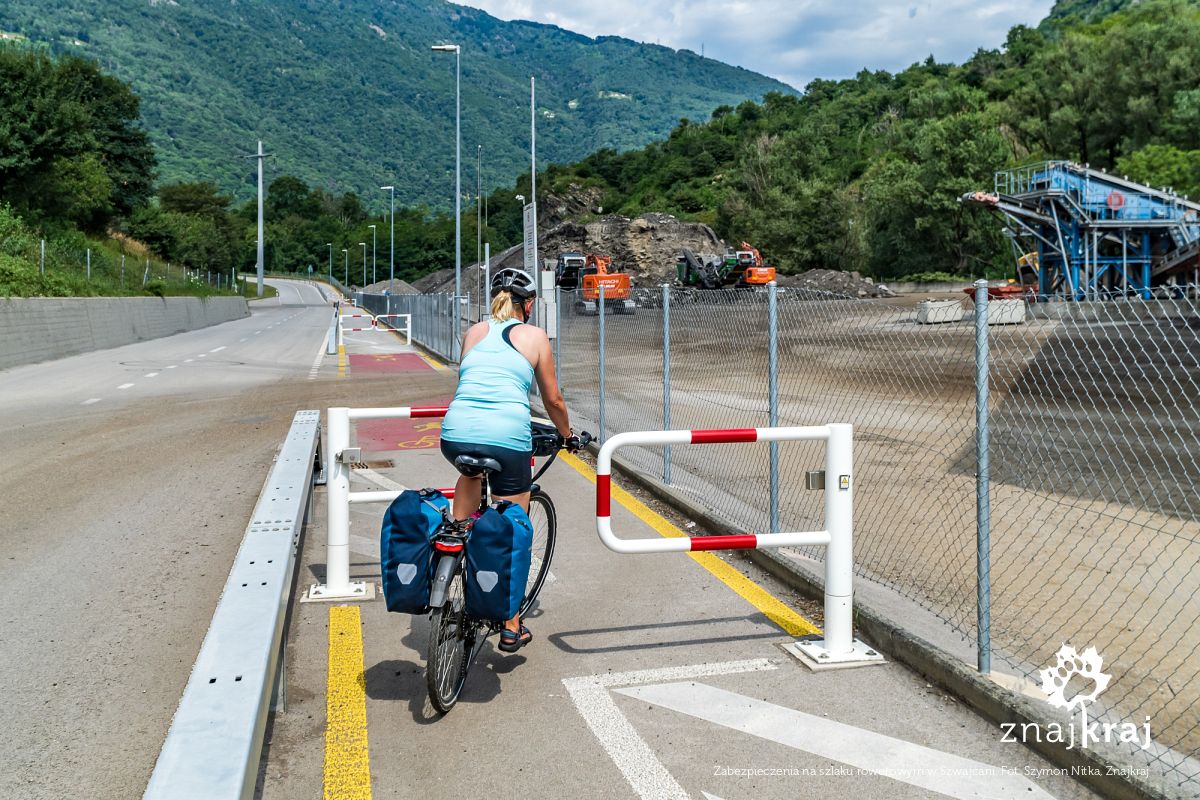 Zabezpieczenia na szlaku rowerowym w Szwajcarii