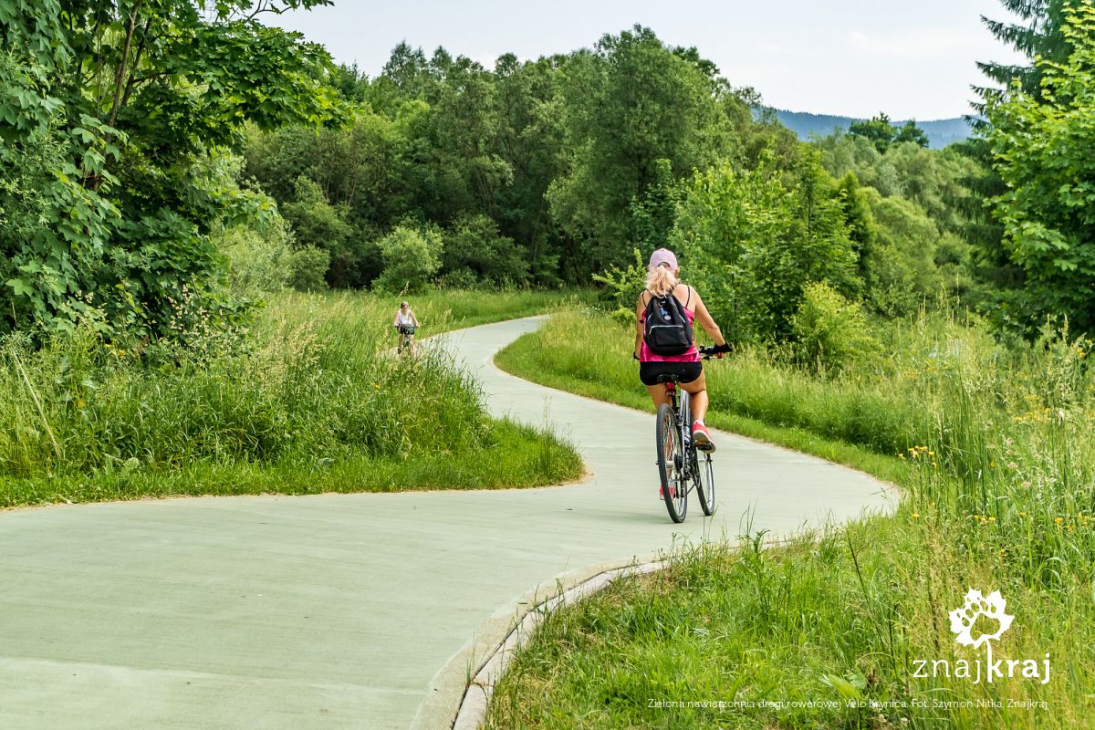 Zielona nawierzchnia drogi rowerowej Velo Krynica