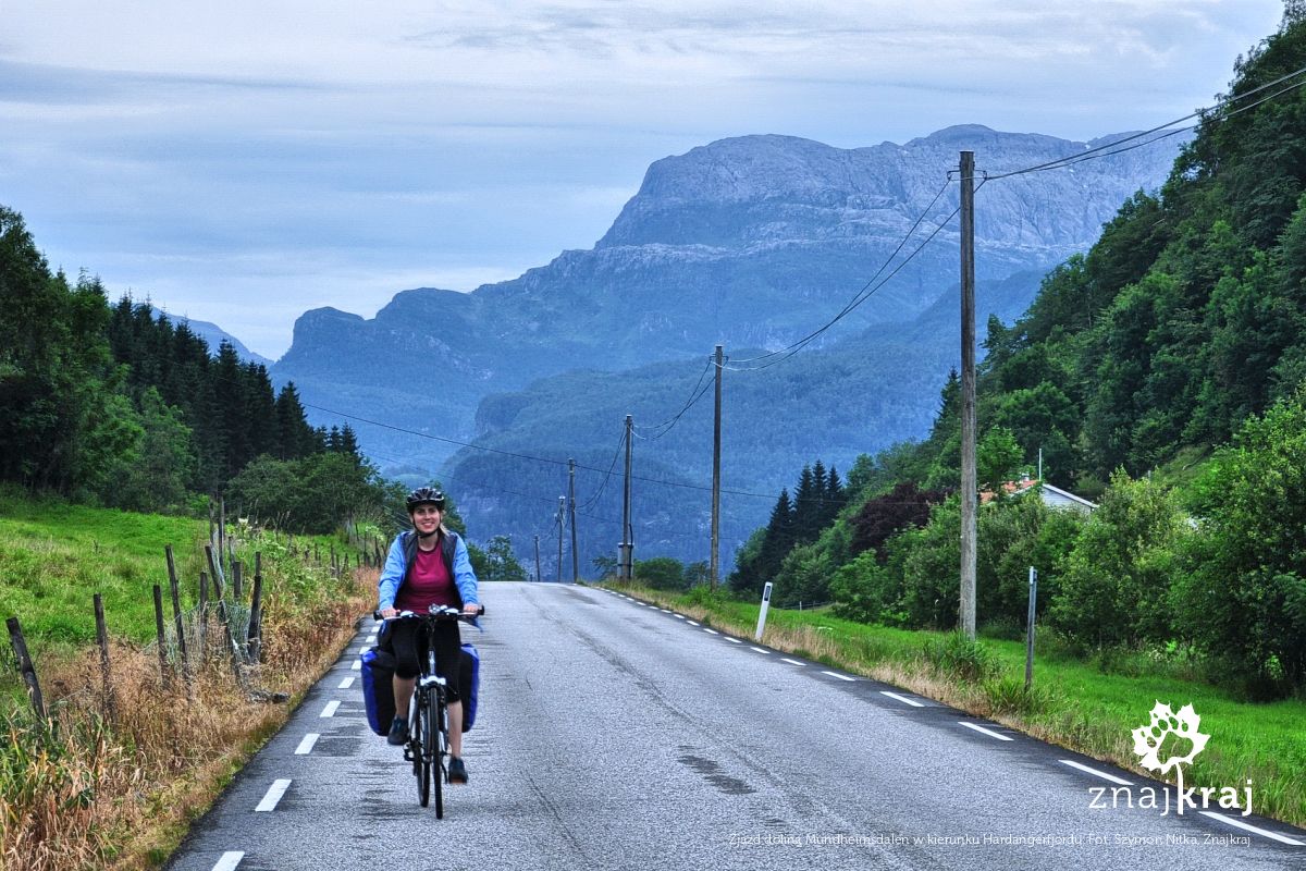 Zjazd doliną Mundheimsdalen w kierunku Hardangerfjordu Zjazd doliną Mundheimsdalen w kierunku Hardangerfjordu